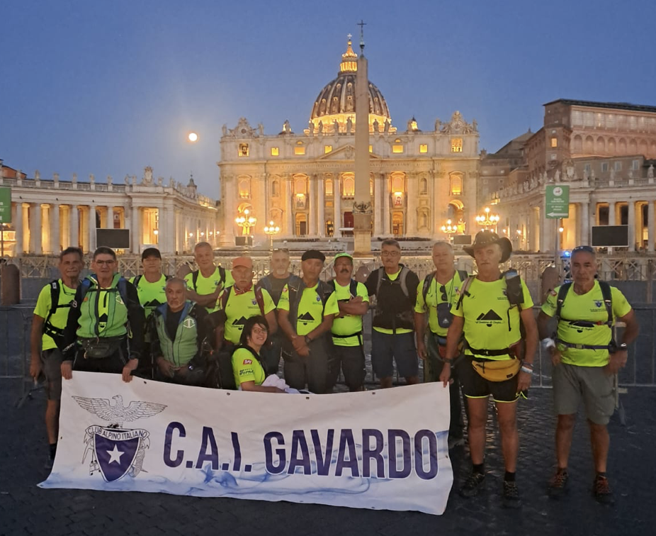 Ore 6: Il Gruppo del CAI Gavardo davanti a San Pietro inizia il Cammino