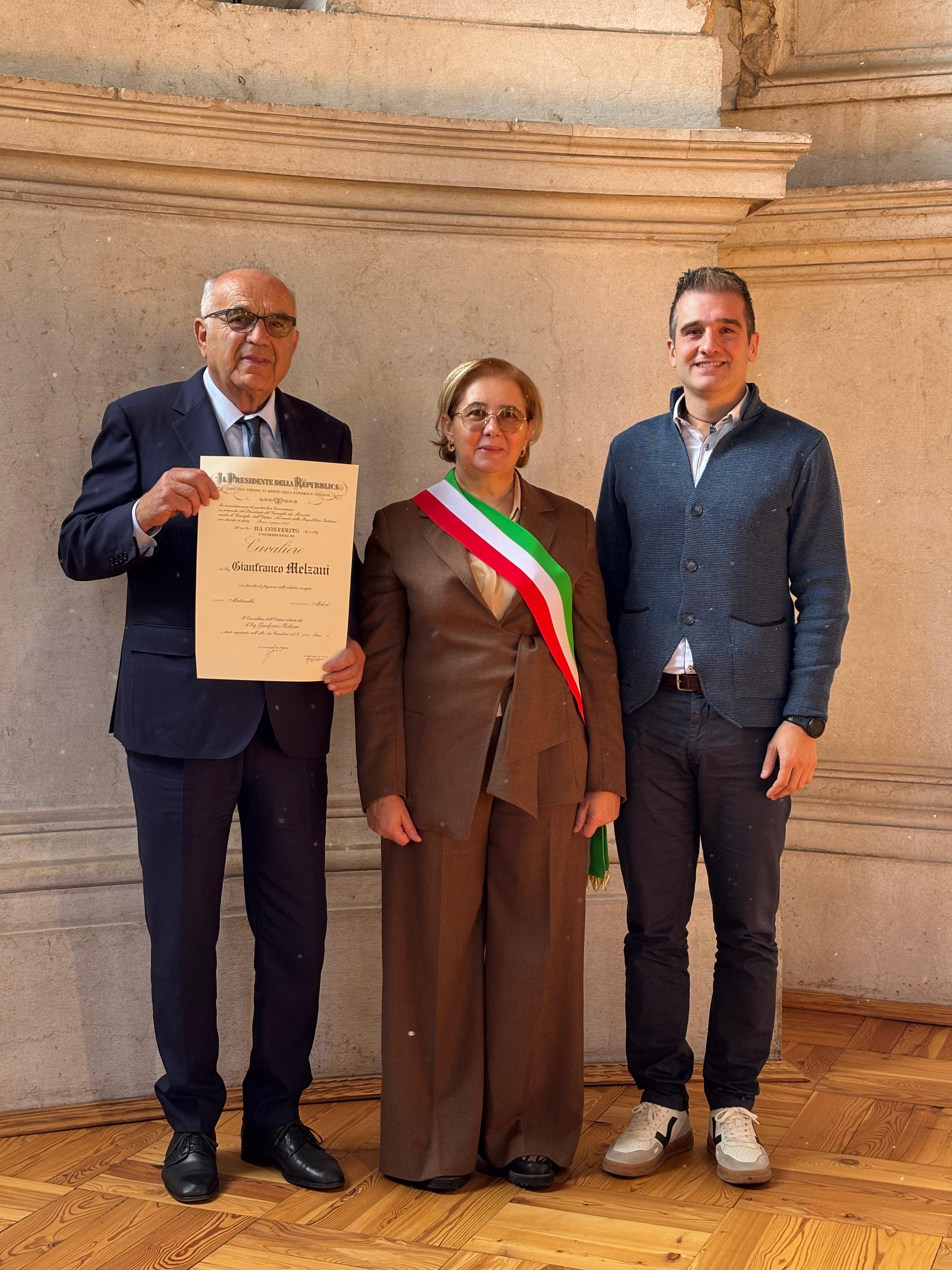 Gianfranco Melzani con la sindaca Claudia Carè e Riccardo Cosi della Società Sportiva Bagolino