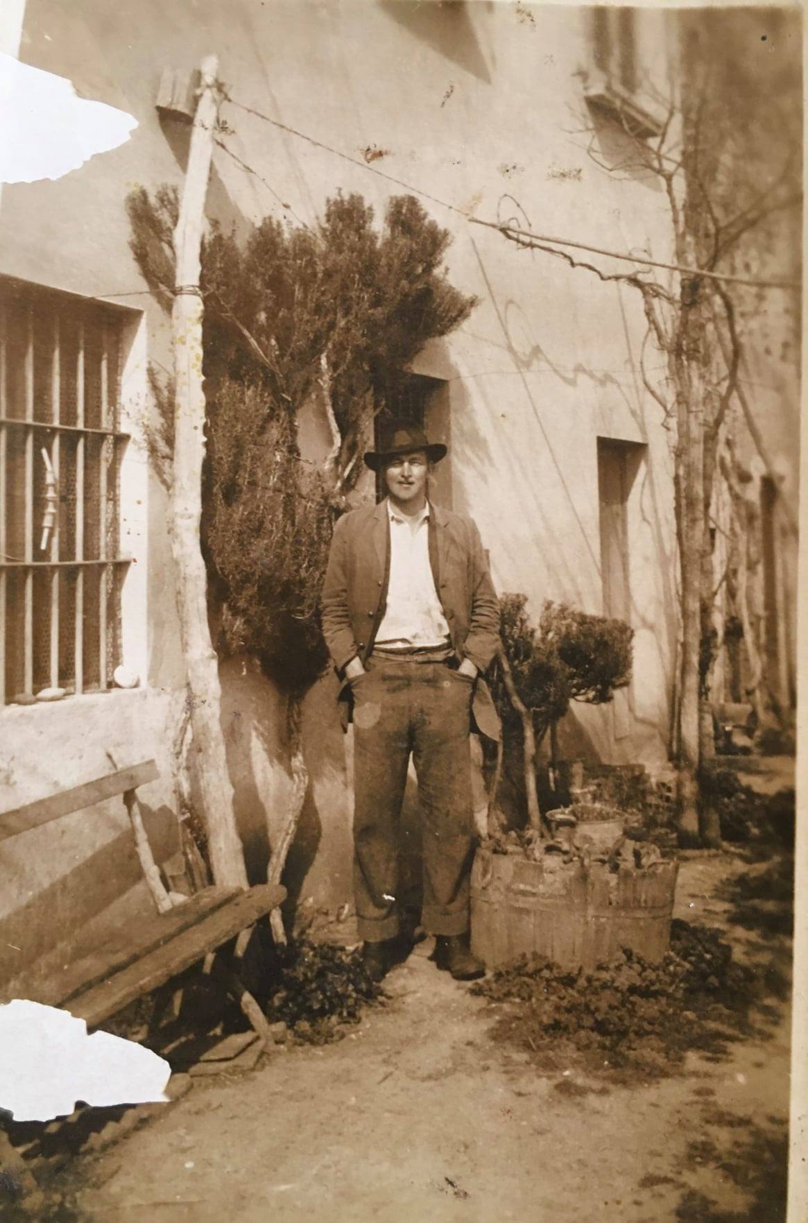 Ralph Corps davanti alla casa dei Maccarinelli alle Alète